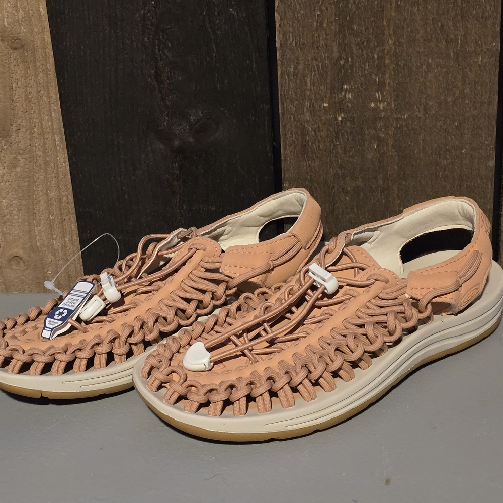 Keen UNEEK Sandals - Size 6.5 - New